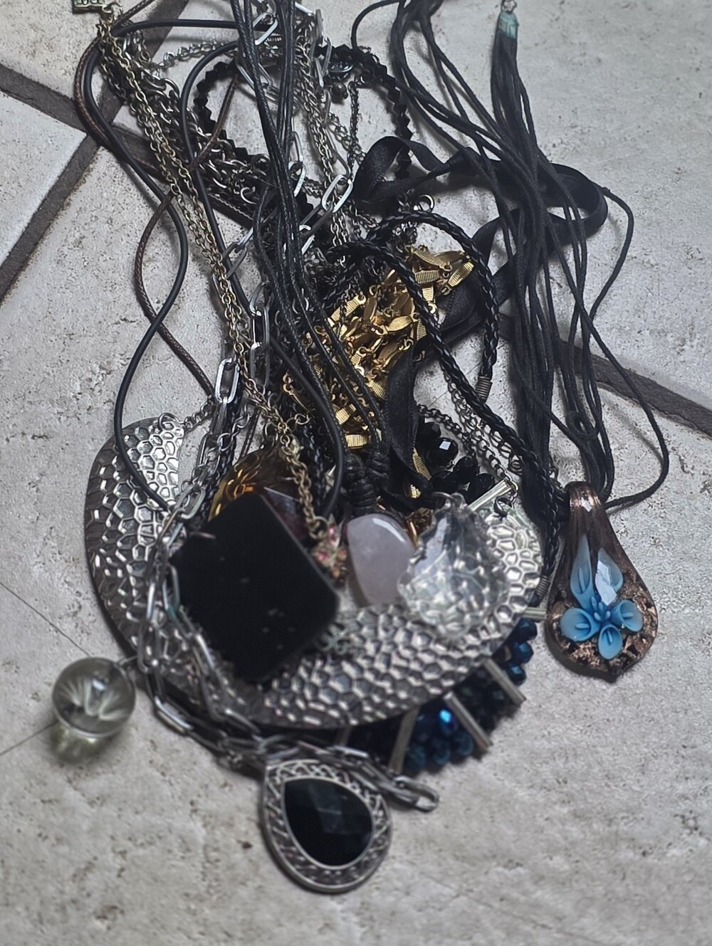 Lot Of 15 Vintage Necklaces With Blown Glass & Gemstone Mixed Gold & Silver Tone